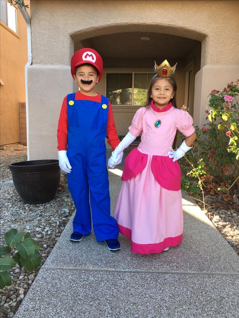 Mario and Princess Peach Halloween costumes Mario And Princess Peach Halloween, Mario And Princess Peach Birthday Party, Nintendo Costumes, Princess Peach Costume Diy, Princess Peach Halloween Costume, Princess Peach Halloween, Chief Wiggum, Peach Mario Bros, Princess Peach Party