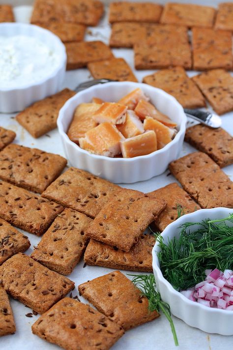 Rye Crackers Recipe, Rye Crisps, Homemade Rye Bread, Rye Crackers, Diy Healthy Food, Seasoned Crackers, Food Rations, Baked Crackers, Low Histamine