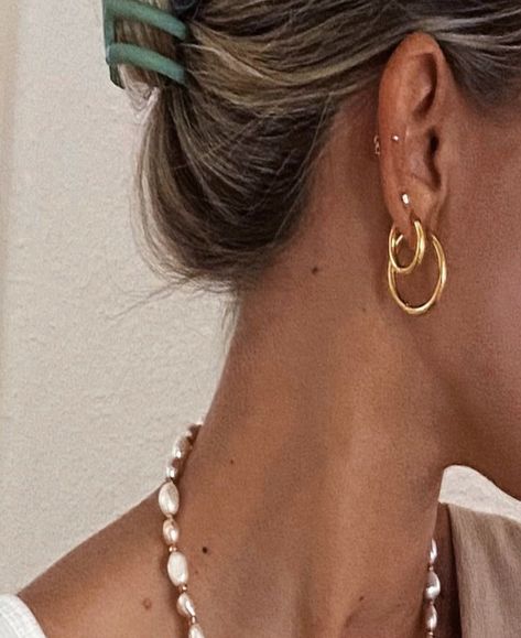 Two Piercings Ear Hoop, Earring Stacks Simple, Gold Earrings For Summer, Triple Lobe Piercing Ideas, Curated Earring, Mid Helix Piercing, Minimalist Ear Piercings, Ear Curation, Ear Peircings