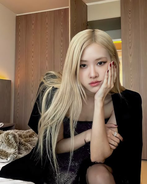 Rosé Icons Soft, Rosé Aesthetic, Editing Inspiration, Rose Park, Rose Icon, Iconic Photos, Rosé Blackpink, Blackpink Rose, Model Poses