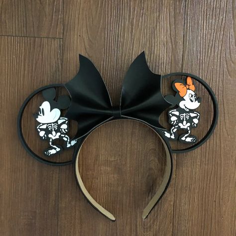 Halloween Decor Diy Indoor, Disney Parks Outfits, Disney Cruise Door Decorations, Disney World Halloween, Disney Cruise Door, Deco Disney, Halloween Mouse, Disney Room, Diy Disney Ears