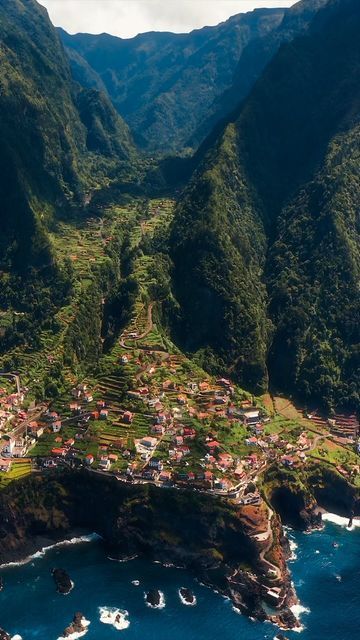 Madeira Island Portugal, Madeira Portugal Aesthetic, Portugal Living, Madeira Aesthetic, European Islands, Portugal Coast, European Nature, Portugal Landscape, Portugal Nature