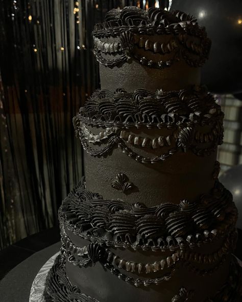 ♟️🕷️all black vintage style🕷️♟️ #cake #heartcake #miniheartcake #cakedecorating #baker #baketok #blackcake #3tiercake #vintagestylecake #aestheticcake #buttercream #buttercreamcake #cake #cakedecorating #cakedesign #wilton #wiltoncake #dallastx #dallascakes #buttercreamdecorating #buttercreamdesign Gothic Wedding Cake Simple, Emo Wedding Cake, Black Floral Cake, Goth Birthday Cake, Black Vintage Cake, Goth Cake, Witchy Birthday, Vintage Style Cake, Goth Cakes