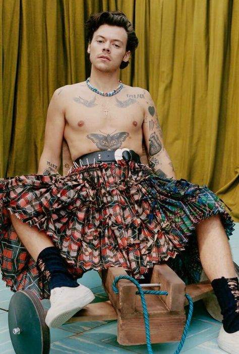 Harry Styles Skirt, Harry Styles Vogue, Harry Styles Update, Harry Styles Aesthetic, Harry Styles Wallpaper, Harry Styles Photos, Vogue Covers, Mr Style, Vogue Magazine