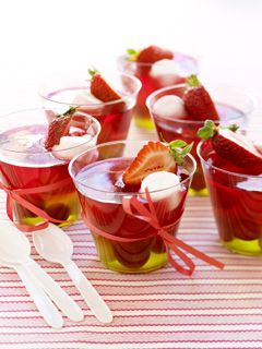 I think I will put fruit in the jello...  strawberries and mandarins? Healthy Kids Party Food, Healthy Party Snacks, Healthy Birthday, Healthy Party Food, Sweet Party, Kids Party Food, Fruit Jelly, Birthday Party Food, Snacks Für Party