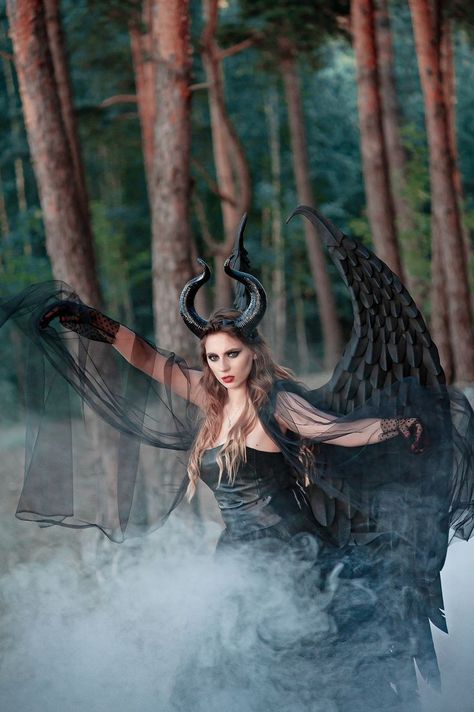 Angel Photoshoot, Maleficent Cosplay, Angelic Aesthetic, Themed Photoshoot, Maleficent Costume, Awesome Cosplay, Black Angel, Set Ideas, Fantasy Photography