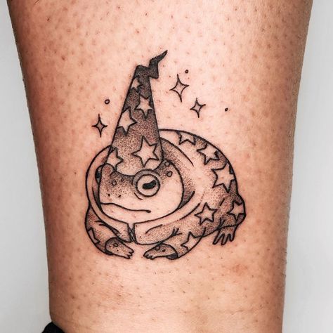 8,620 Me gusta, 67 comentarios - Leah Samuels (@tiny.toad) en Instagram: "Wizard toad is a blessing, thank you Brittany  Done at @__baby__la . . . . . #tattoo #tattoos…" Toad Tattoo, Wizard Frog, Wizard Tattoo, Taboo Tattoo, Jewel Tattoo, Frog Tattoos, Witch Tattoo, Poke Tattoo, Tattoo Project