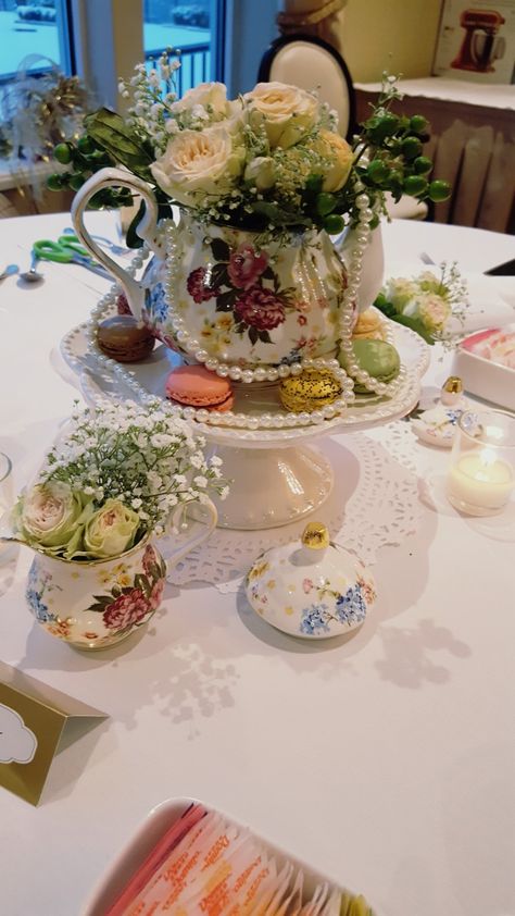 Tea Party Flower Centerpieces, Garden Tea Party Centerpieces, Spring Tea Decor, Tea Party Table Centerpiece Ideas, Vintage Tea Party Centerpieces, Easy Tea Party Table Decorations, Tea Set Centerpiece, High Tea Centerpieces, Ladies Tea Centerpieces