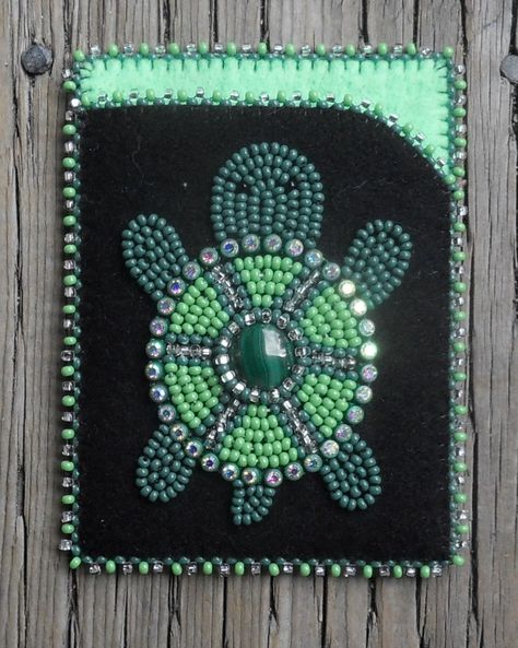 Turtle card case with banding and a green stone that I made. Carmen Dennis (Tahltan) Beaded Turtle Pattern, Turtle Beadwork, Metis Beadwork Patterns, Beaded Earrings Brick Stitch, Beaded Turtle, Seed Bead Tutorials, Native American Beadwork Patterns, Stitch Bracelet, Native Beading