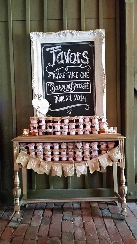 Jam or coffee bean. Maybe honey. Wedding Favors Display, Favor Display, Wedding Table Layouts, Trendy Wedding Favors, Favor Table, Summer Favors, Wedding Favor Table, Creative Wedding Favors, Inexpensive Wedding Favors