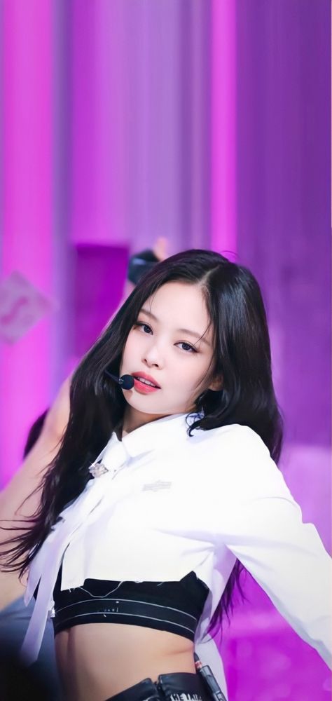 JENNIE WALLPAPER Ips Wallpapers, Jennie Wallpaper, Doll Eye Makeup, Diamond Girl, Black And White Art Drawing, Blackpink Members, Jen Videos, Blackpink Funny, Jennie Kim Blackpink