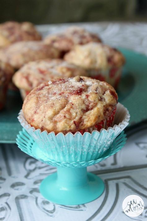 Jam Muffins Recipe, Lingonberry Recipes, Jam Muffins, Plaid Cards, Lingonberry Jam, Food Food Recipes, Norwegian Food, Fb Cover Photos, Scandinavian Food