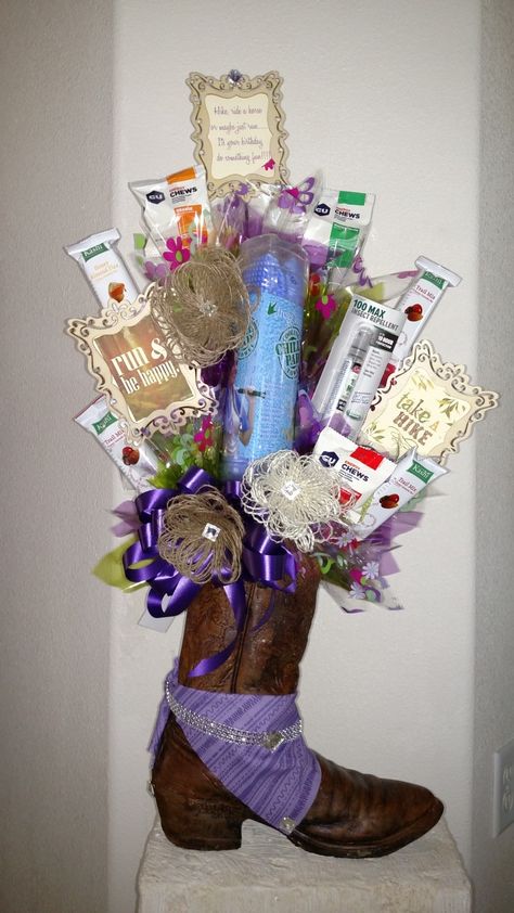 Cowboy Hat Gift Basket, Cowgirl Gift Basket, Western Theme Gift Basket Ideas, Horse Gift Basket Ideas, Cow Themed Gift Basket, Western Gift Basket, Western Auction Basket, Gift Card Basket, Stag And Doe