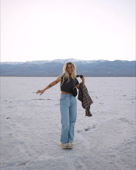 Ashtyn Kingsbury Outfits, Senior Picture Clothes Casual, New Hampshire Outfit, Ashtyn Bodensteiner Outfits, Ashtyn Bodensteiner Style, Out West Outfits, National Park Outfit Ideas, Out West Aesthetic, Np Aesthetic