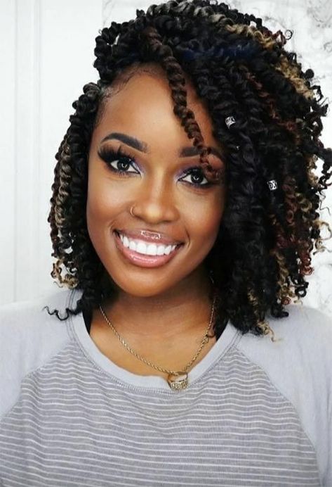 We’re here to give you the lowdown on crochet braids and twists, as well as the best practices for creating your own crochet-based ‘do. Game Crochet, Crochet Braids Twist, Cabello Afro Natural, Twisted Hair, Curly Crochet Hair Styles, African Hair Braiding Styles, Crochet Braid Styles, Braids Hairstyles Pictures, Protective Hairstyle