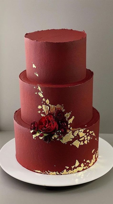 Wedding Cakes Elegant Romantic Burgundy, Red Black And Gold 3 Tier Cake, Quince Cakes Burgundy And Gold, Red White And Gold Wedding Cake, Pastel Color Vino, Red And Gold Cake Design, Red Wedding Cake Ideas, Wedding Cake Designs Elegant Gold, Burgundy Gold Wedding Cake