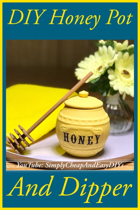 See how to make this cute little DIY Honey Pot & Honey Dipper Decor Piece Diy Honey Jar Craft, Diy Honey Pot, Country Kitchen Inspiration, Diy Honey, Summer Farmhouse Decor, Honey Diy, Honey Bee Decor, Spoon Crafts, Water Station