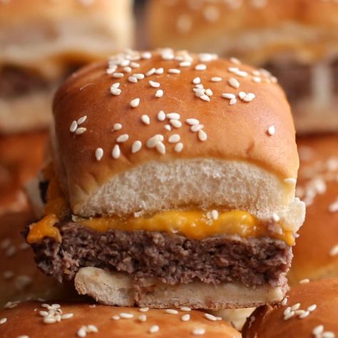 Cheeseburger Sliders Recipe by Tasty Chicken Caesar Sandwich, How To Cook Hamburgers, Chicken Parmesan Sliders, Weekend Meal Prep, Juicy Hamburgers, Breakfast Slider, Cheeseburger Sliders, Hawaiian Sweet Rolls, Low Carb Vegetarian Recipes