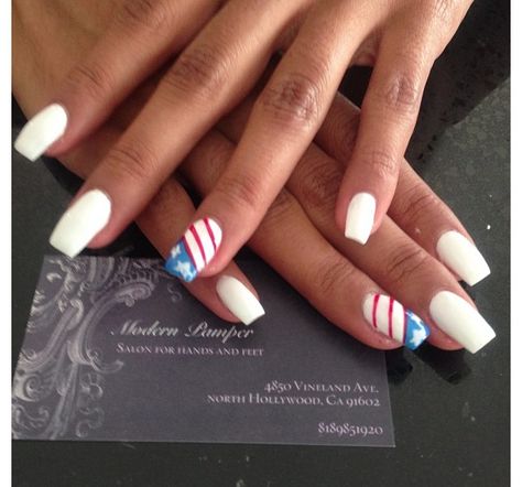 Fourth Of July Nails White Base, White 4th Of July Nails Acrylic, White Forth Of July Nails, Dipped Nails Ideas With Designs, 4th July Nails Classy, Simple Acrylic Nail Designs For Summer 4th Of July, Usa Nails Designs, Memorial Day Weekend Nails, Fourth Of July Nails Coffin Shape