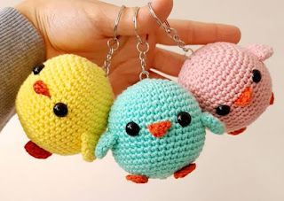 PATRONES AMIGURUMI GRATIS: PATRON GRATIS POLLO AMIGURUMI 56774 Crochet Keychain Patterns, Crochet Keyring Free Pattern, Crochet Pencil Case, Keychain Patterns, Crochet Mermaid Tail, Crochet Mermaid, Quick Crochet Patterns, Crochet Keychain Pattern, Crochet Wedding