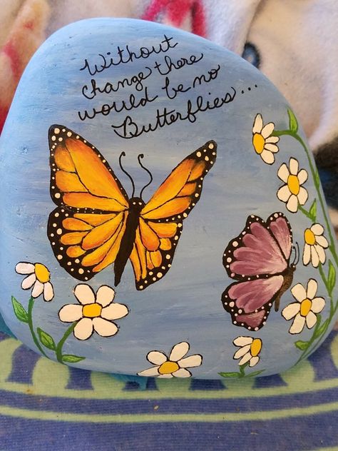 Large Painted Rocks Ideas, Butterfly Rocks Painted, Painted Rock Butterfly, Large Painted Rocks For The Garden, Large Rock Painting Ideas, Butterfly Rocks, Love Butterfly, Garden Rock Art, Rock Painting Tutorial