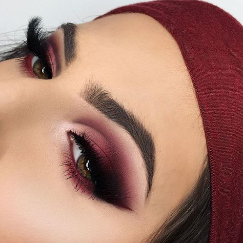 burgundy eyeshadow Steak Oven, Red Eyeshadow Makeup, Burgundy Makeup Look, Maroon Makeup, Maroon Eye Makeup, Burgundy Eye Makeup, Maroon Eyeshadow, Burgundy Eyeshadow, Quinceanera Makeup