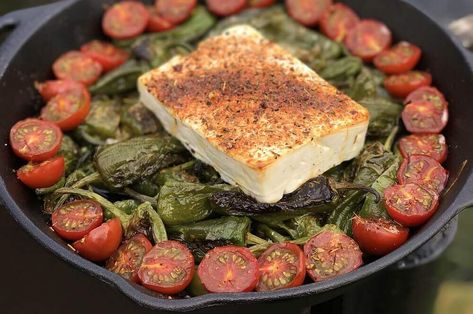 Pimientos de Padrón aus der Gusspfanne mit Olivenöl angebraten und ein paar Salzflocken verfeinert werden Spanien als Tapas serviert und finden auch in Deutschland immer mehr Beliebtheit. Aus den kleinen Paprikaschoten kann man jedoch viel mehr machen... #bratpaprika #feta #pimientosdepadrón Queso Feta, Bbq Party, Feta, Food Ideas, Tapas, Grilling, Food And Drink, Cheese, Meat