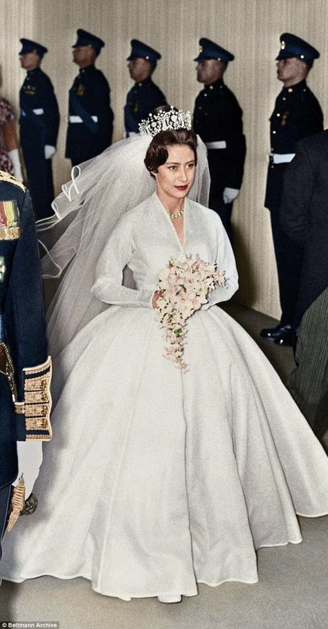 Princess Margaret on the day of her Wedding to E. Snowden #bride #bridal #weddingdress #inspiration #bridal #bridalinspiration #bridetobe #weddingdressballgown Princess Margaret Wedding, Prinses Margaret, Princesa Margaret, Celebrity Brides, Celebrity Wedding Photos, Margaret Rose, Unconventional Wedding, Royal Wedding Dress, Elisabeth Ii