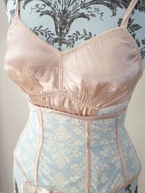 I wanted to add straps that are adjustable, but not too utilitarian looking, so I have cut a strip of bias tape approximately 1 1/2" wi... Garter Belt Pattern, Refashioning Clothes, Sewing Bras, Belt Pattern, Lingerie Patterns, Vintage Bra, Lingerie Vintage, Sewing Lingerie, Gothic Corset