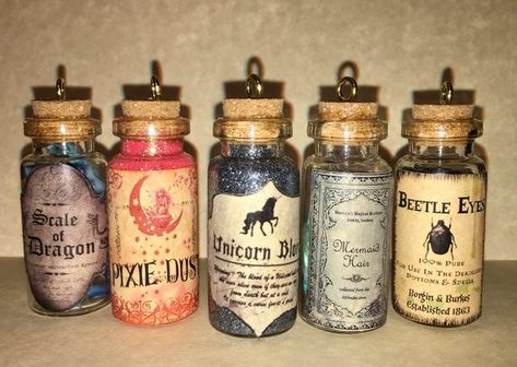 5 Christmas Ornaments Apothecary Potion Bottles Dragon Scales Pixie Dust Unicorn Blood Mermaids Hair Halloween Decorations Apartment, Christmas Ornaments Handmade, Halloween Potion Bottles, Festa Harry Potter, Magic Bottles, Potion Bottles, Dragon Scales, Bottle Charms, Bottle Jewelry