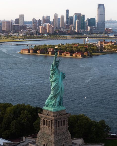 Statue Of Liberty Aesthetic, Liberty Wallpaper, New York City Central Park, Panorama City, Good Morning Beautiful Pictures, Visiting Nyc, Bitcoin Trading, Go To New York, Miscellaneous Items