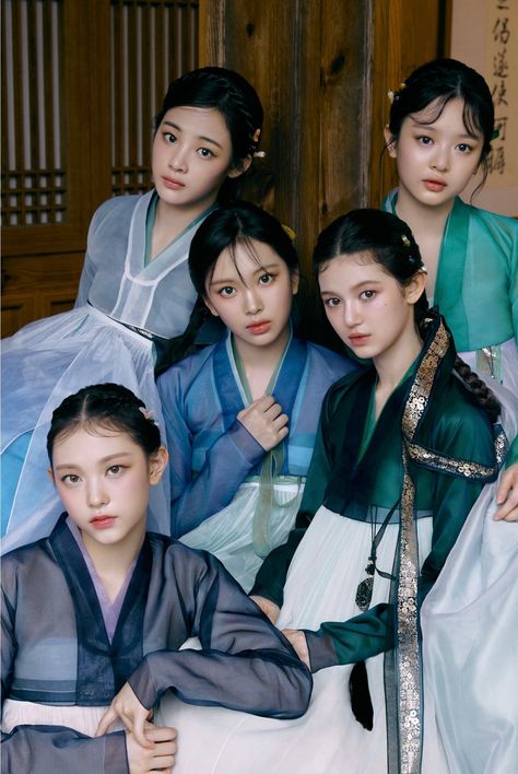 Korean Traditional Dress, Korean Hanbok, New Jeans Style, Cultural Celebration, Traditional Korean, My Chemical, Traditional Dress, Pop Fashion, Kpop Girl Groups