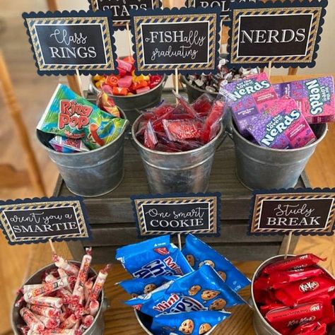 Study Achievement, Candy Bar Graduation, Grad Party Candy, Grad Candy Bar, Grad Candy, Graduation Candy Buffet, Graduation Party Desserts, Kindergarten Graduation Party, Graduation Candy Bar