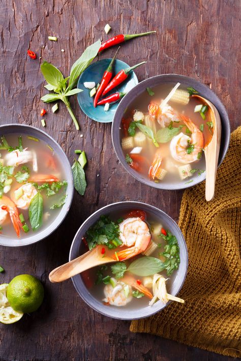 Attention, on ne mange pas les feuilles de citron kaffir, elles servent simplement à parfumer cette recette de bouillon thaï (tom yam koung). On écrase la citronnelle pour casser la fibre afin de diffuser ses parfums. Il faut ensuite la retirer du bouillon. Incisez le dos de la crevette qui s’enroulera à la cuisson. Yam Soup, Bouillon Thai, Pear Crumble, Snacks Under 100 Calories, Thai Soup, Healthy Sweet Snacks, Eating Fast, Master Card, Porcini Mushrooms