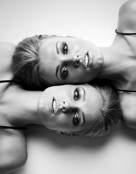 Twin Models, Twin Photography, Twin Photos, Sisters Photoshoot, Beauty Shots, Shooting Photo, Shoot Inspiration, Foto Inspiration, Model Photography