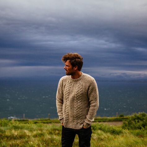 Born from needs of hardy British surfers, Finisterre designs functional and sustainable product with a strong sense of style for those who share a love of the sea. Mens Surfer Style, Outdoorsmen Style, Surfer Guys, Aran Jumper, British Style Men, Cable Jumper, Boyfriend Outfit, Herren Style, Surfer Style