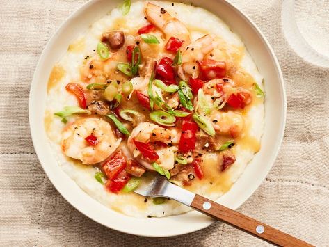 Classic Shrimp And Grits Southern Shrimp And Grits, Ways To Cook Shrimp, Healthy Stew, Shrimp N Grits Recipe, Classic Southern Recipes, Mardi Gras Food, Grits Recipe, Shrimp And Grits, Shrimp N Grits