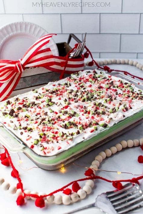 Cheap Christmas Desserts, Cheap Christmas Recipes, Christmas Lasagna Dessert, Christmas Lasagna, Lasagna Dessert, Dessert Lasagna, Peppermint Treats, Heavenly Recipes, Christmas Yummies