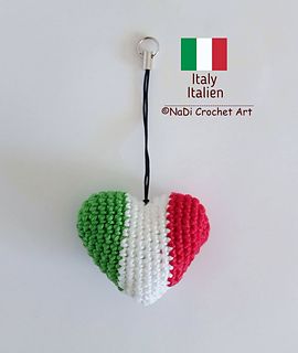 Crochet Keychain Tutorial, Keychain Tutorial, Keychain Pattern, Italy Flag, 3d Heart, Magic Ring, Heart Keychain, Yarn Sizes, Crochet Keychain