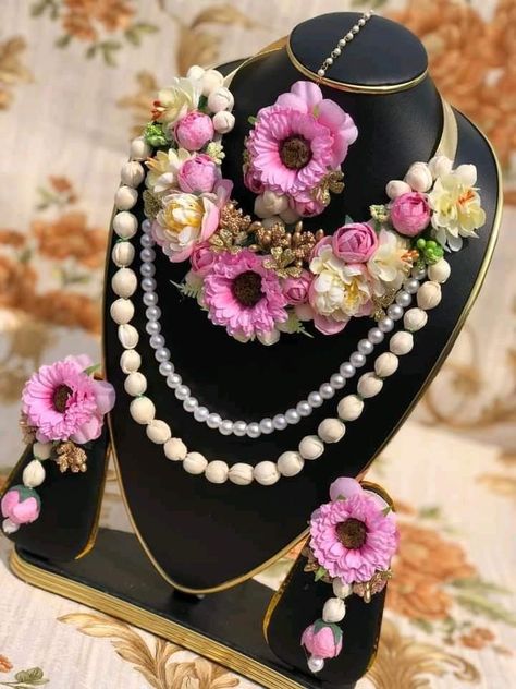 Natural Flower Jewellery, Real Floral Jewellery, Jagannath Jewellery, Haldi Accessories, हलव्याचे दागिने, Haldi Jewellery, Real Flower Jewellery, Flower Jewellery For Mehndi, Flower Jewelry Designs