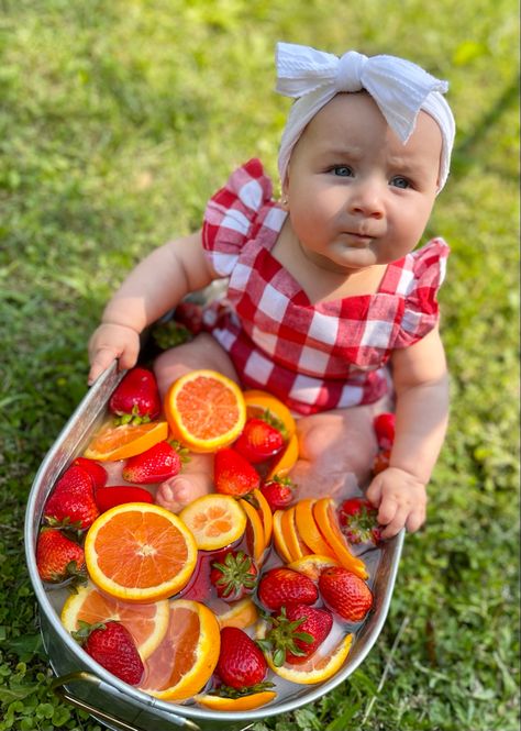 Fruit Photoshoot Baby, 6 Meses Bebe Celebracion, Fruit Bath Photoshoot, Summer Baby Photoshoot, Summer Baby Pictures, Strawberry Photoshoot, Fruit Photoshoot, Summer Baby Photos, 6 Month Baby Picture Ideas