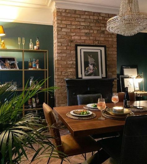 Tan Leather Dining Chairs And Table, Industrial Living Dining Room, Dark Green Industrial Living Room, Living Room Designs Exposed Brick, Industrial Kitchen Diner, Brick In Dining Room, Exposed Brick Lounge, Lounge Dinner Ideas Living Rooms, Living Room Quirky