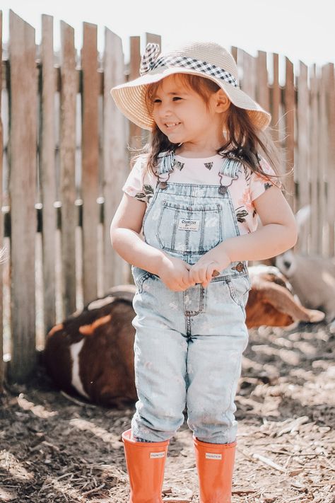 Farm Girl Costume, Farmer Outfit Kids, Cowgirl Outfit For Girls Kids, Toddler Farm Photo Shoot, Western Toddler Girl Outfit, Farm Girl Outfits, Farm Animal Costumes, Farm Kids, Farm Clothes