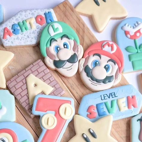 Super Mario Cookies Decorated, Mario Cookies Decorated, Super Mario Cookies, Birthday Biscuits, Cookie Gram, Fire Flower, Super Mario Birthday, Mario And Luigi, Edible Art