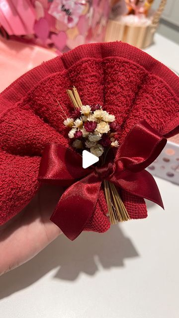 Kitchen Towel Cakes, Bathroom Flowers, Towel Cakes, Gift Wrapping Techniques, Flowers Craft, Baby Bath Towel, Towel Decor, Gifts Wrapping Diy, Diy Fashion Hacks