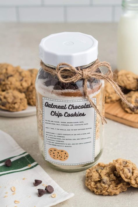 If you’re on the lookout for a great gift for a friend who adores food (especially cookies) or if you just want to simplify your own baking routine for upcoming homemade treats, then this recipe is perfect for you. This charming oatmeal chocolate chip cookie mix in a jar is not only a fantastic gift idea, but the cookies you’ll bake from it are so scrumptious. Trust me, they’re simply irresistible. All you have to do is combine the dry ingredients in a jar, then make the cookies when ready! Diy Cookie Mix In A Jar, Cookie In A Jar Recipe Gift, Cookie Kit Gift, Cookie Mix In A Jar Recipe, Cookie In A Jar, Mason Jar Cookie Recipes, Cookie Mix In A Jar, Mason Jar Cookies Mix, Cookies In A Jar