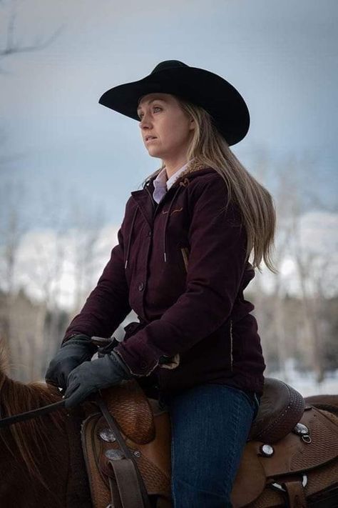 Heartland Characters, Watch Heartland, Amy Fleming, Heartland Amy, Western Girl Outfits, Heartland Ranch, Cowgirl Pictures, Heartland Seasons, Shadow And Amy