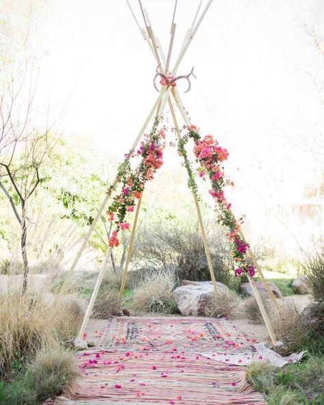 simple boho wedding arch backdrop / http://www.himisspuff.com/wedding-backdrop-ideas/9/ Simple Wedding Arch, Floral Themed Wedding, Unique Wedding Colors, Wedding Arches Outdoors, Boda Mexicana, Boho Chic Wedding, Ceremony Arch, Desert Wedding, Wedding Cake Designs