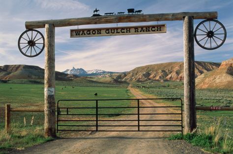 Farm Signs Entrance, Driveway Gate Diy, Farm Gates Entrance, Ranch Entrance Ideas, Ranch Entrance, Entrance Signs, Ranch Fencing, Farm Entrance, Ranch Gates