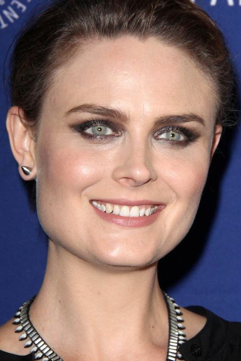 Emily Deschanel With Square Face Shape #emilydeschanel #squareface #celebrity  Face shapes guide: oval, oblong, diamond, square, heart face types.  #faceshapes #celebrityfaceshapes #howtoknowyourfaceshape High Cheek Bones Round Face, Square Face Celebrities, Square Face Shape Women, Wide Cheekbones, Types Of Faces Shapes, Facial Shapes, Face Shapes Guide, Average Face, Face Types